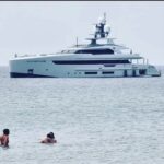 Lo yacht Kinda nel mare tra Granelli e Porto Ulisse