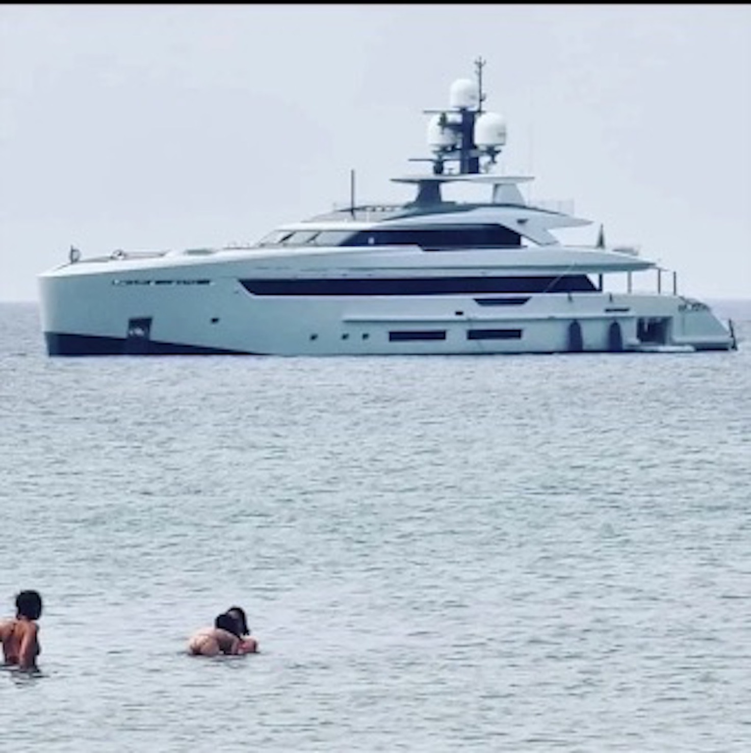Lo yacht Kinda nel mare tra Granelli e Porto Ulisse. FOTO