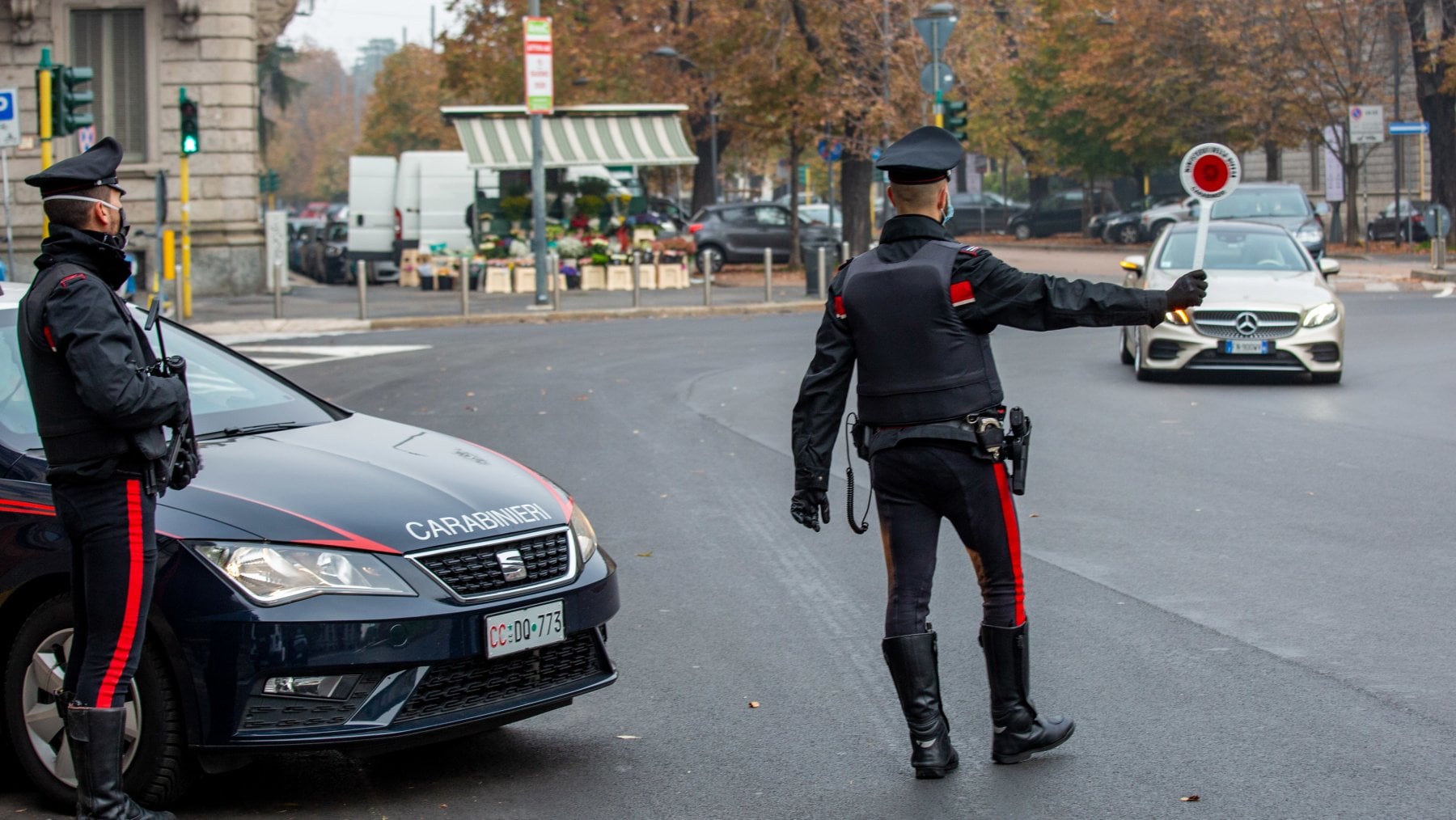 Comiso, non ha la patente e fugge a posto di blocco dei carabinieri