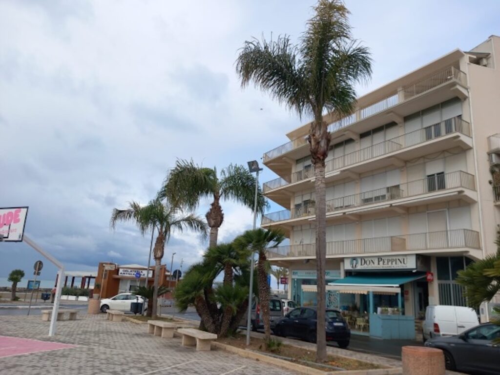 Marina di Ragusa, la doccia guasta in piazza Malta