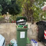 I secchi della spazzatura, mai puliti a Marina di Modica