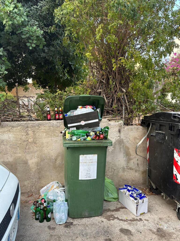 I secchi della spazzatura, mai puliti a Marina di Modica