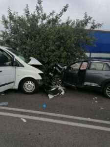 Pozzallo, scontro fra auto e pulmino, 8 feriti, grave donna, elisoccorsa