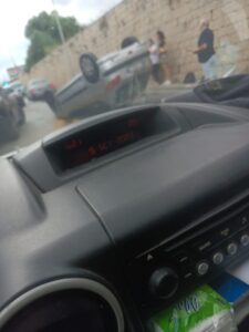 Cappotta un’auto all’ingresso di Pozzallo