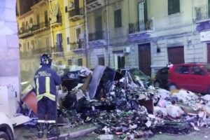 A Palermo bruciati in strada cumuli d'immondizia