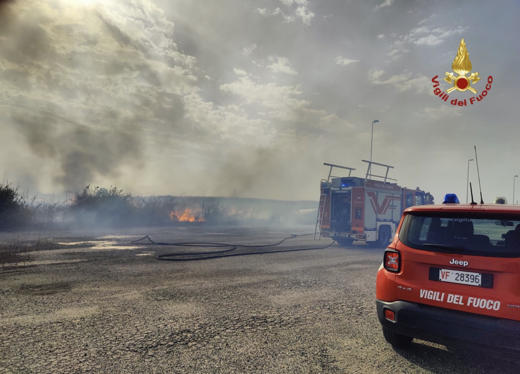 Incendio vicino all’aeroporto di Catania, 6 voli atterrano a Comiso
