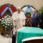 Se Papa Francesco non fa il segno della Croce