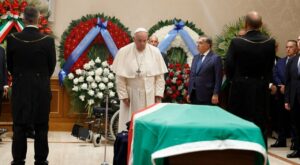 Se Papa Francesco non fa il segno della Croce