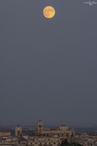 La Luna piena di settembre su Ispica