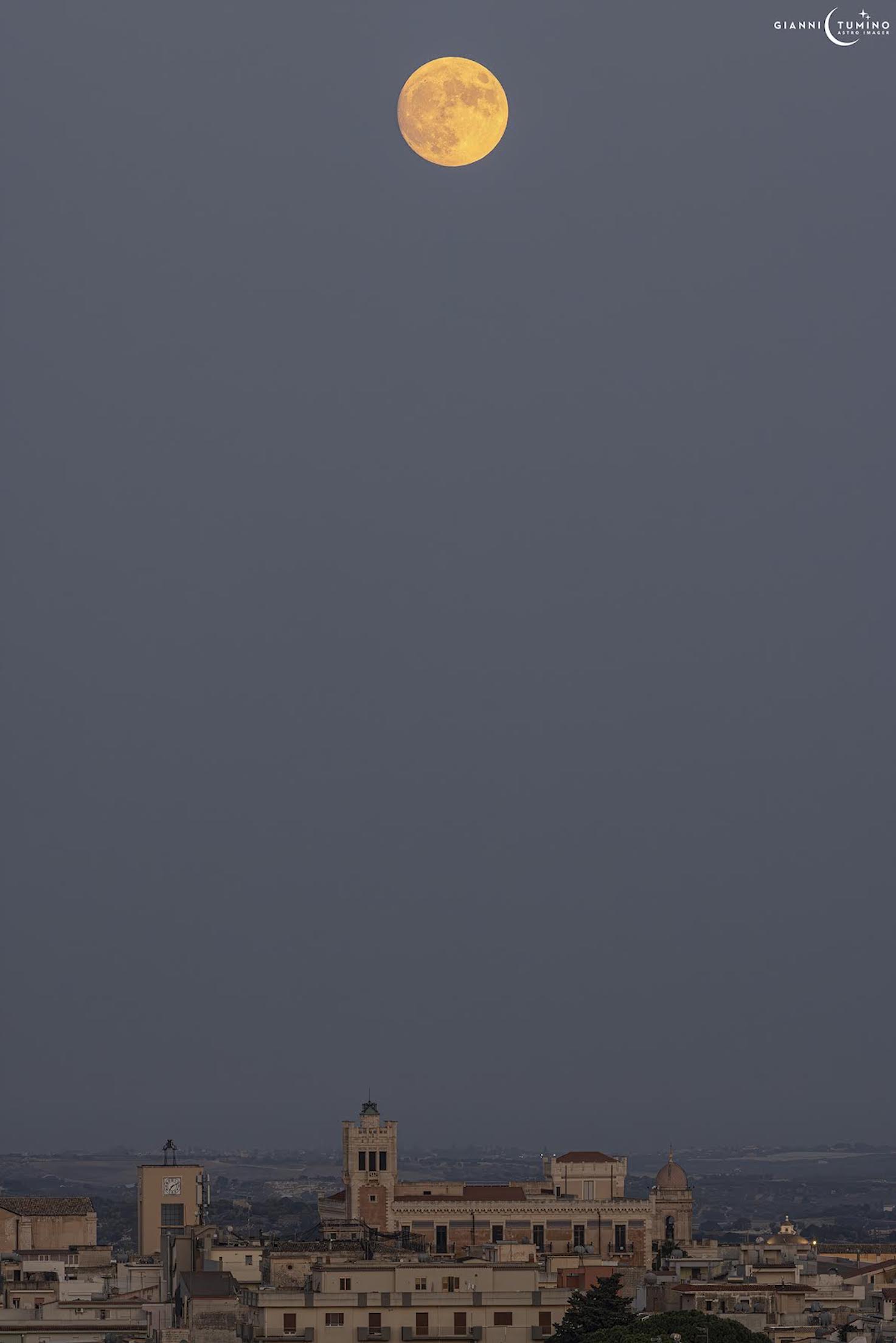 La Luna piena di settembre su Ispica