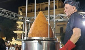L'arancino più grande del mondo in Sicilia, 56 chili