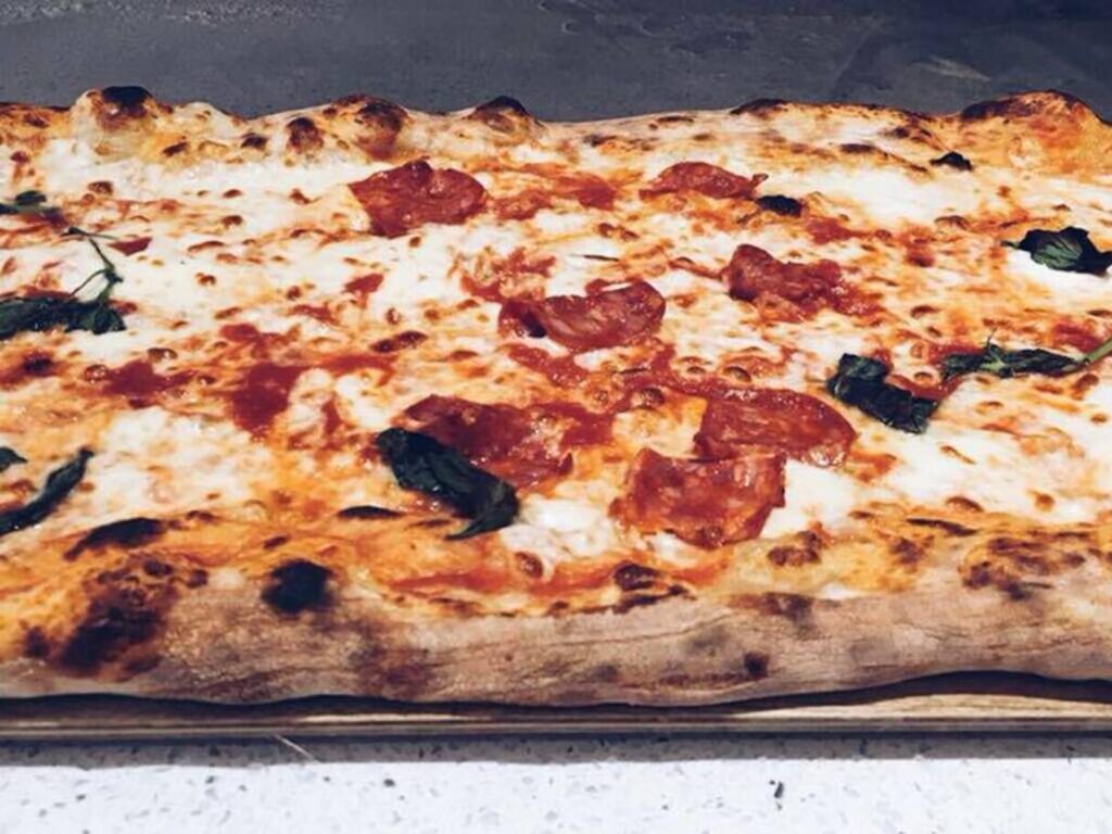 Riapre pizzeria senza licenza: chiuso locale