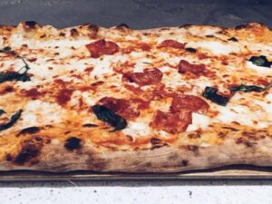 Riapre pizzeria senza licenza: chiuso locale