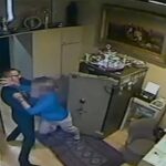 Comiso, tenta rapina in gioielleria ma gioielliere lo blocca