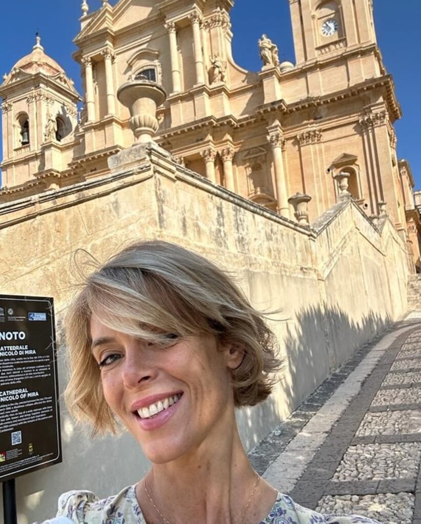 A Noto Julie Andrieu, conduttrice televisiva e radiofonica francese