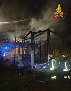 Pozzallo, incendio distrugge chalet, si teme il dolo. VIDEO