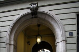 Mediobanca, in tre mesi l'utile vola a 351 milioni (+34%)