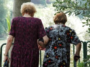 Ragusa, raggira due anziane sorelle zitelle e si fa intestare tutto