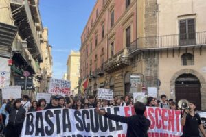 Protesta studenti a Palermo, basta scuole fatiscenti