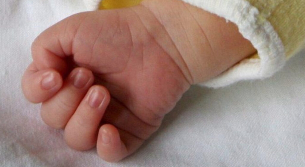 Bimba di sei mesi muore per rigurgito, disposta autopsia
