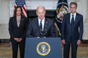 Biden, "alle elezioni del 2024 in gioco c'è la democrazia"