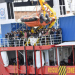 Migranti: donna incinta evacuata da nave ong a Lampedusa