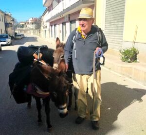 Dalla Germania alla Sicilia a piedi con le asinelle, il viaggio di Anton