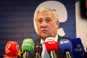 Ministro israeliano incontrerà le famiglie dei rapiti domani