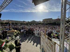 Pachino, in migliaia hanno salutato don Bruno Carbone
