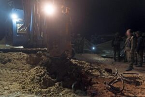 Scontro soldati-miliziani palestinesi usciti da un tunnel