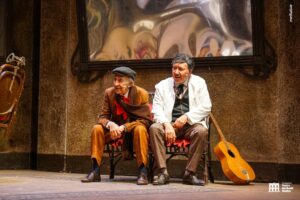 Che spettacolo Tuccio Musumeci a 89 anni sull'altalena!