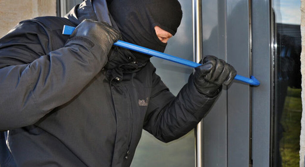 Ragusa, i ladri ci entrano in casa di giorno scassando col piede di porco