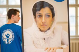 Iran: premio Nobel non indossa il velo, stop alle cure mediche