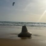 Quei birilli in cemento abbandonati in spiaggia a Marina di Modica