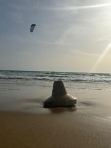 Quei birilli in cemento abbandonati in spiaggia a Marina di Modica