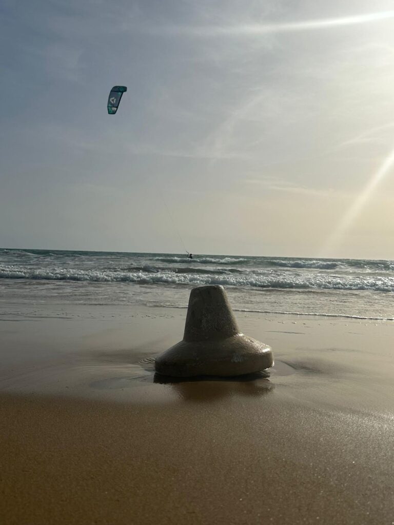 Quei birilli in cemento abbandonati in spiaggia a Marina di Modica