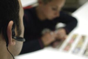 Risposte da auricolari durante esame, denunciato per truffa