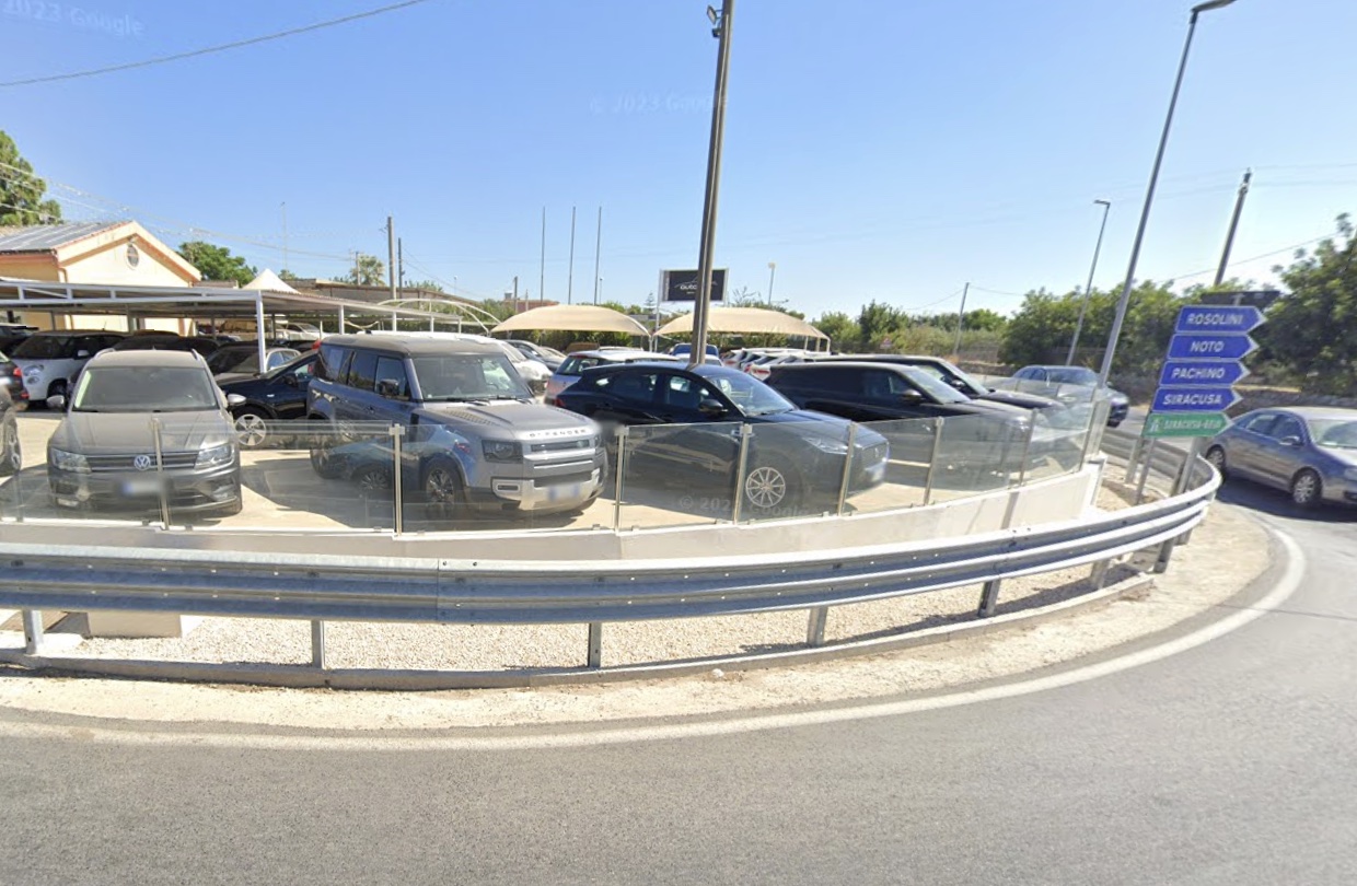 Fiamme ad ‘Autoplus’ a Rosolini, distrutte quattro auto nel piazzale
