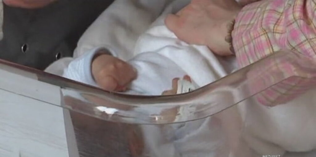 Neonata morta per rigurgito, disposta autopsia