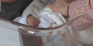 Neonata morta per rigurgito, disposta autopsia