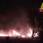 Incendio distrugge 5 ettari di canneto nell'oasi di Vendicari