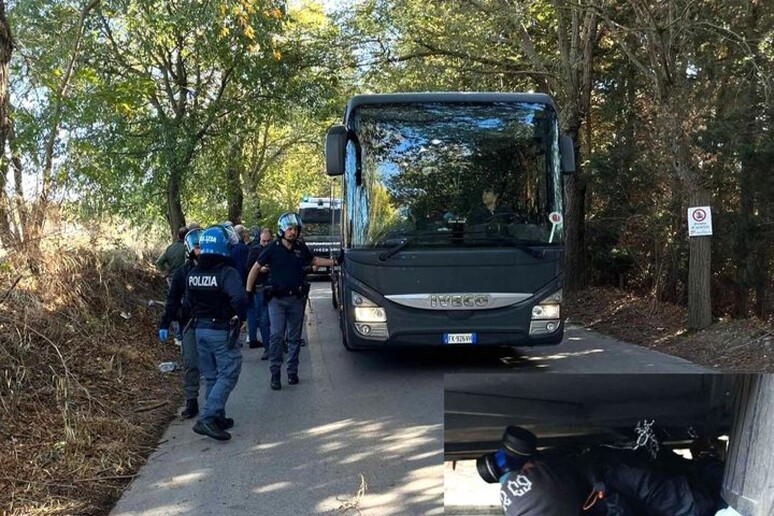 Attivisti bloccano bus con migranti,17 denunciati da polizia