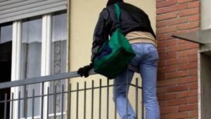 Violenta una donna dopo essersi arrampicato dalla grondaia, arrestato