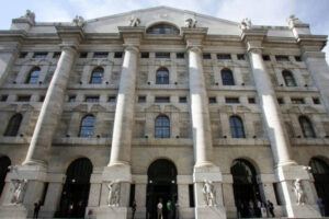 Borsa Milano solida con Europa in attesa Moody's, spread 176