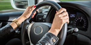 Donna ispicese in fuga su auto rubata, presa