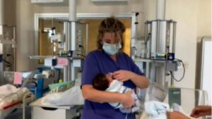 Bambino abbandonato a Ragusa, nè con madre affidataria nè con biologica