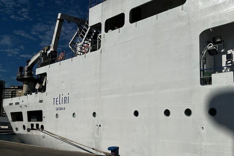 Nave posacavi Teliri al porto di Palermo