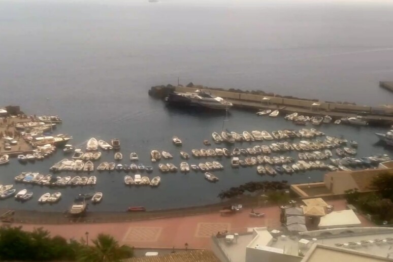 Cavi sottomarini per collegare le isole minori con fibra ottica