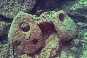 Trovate due antiche ancore in pietra in fondali siracusani