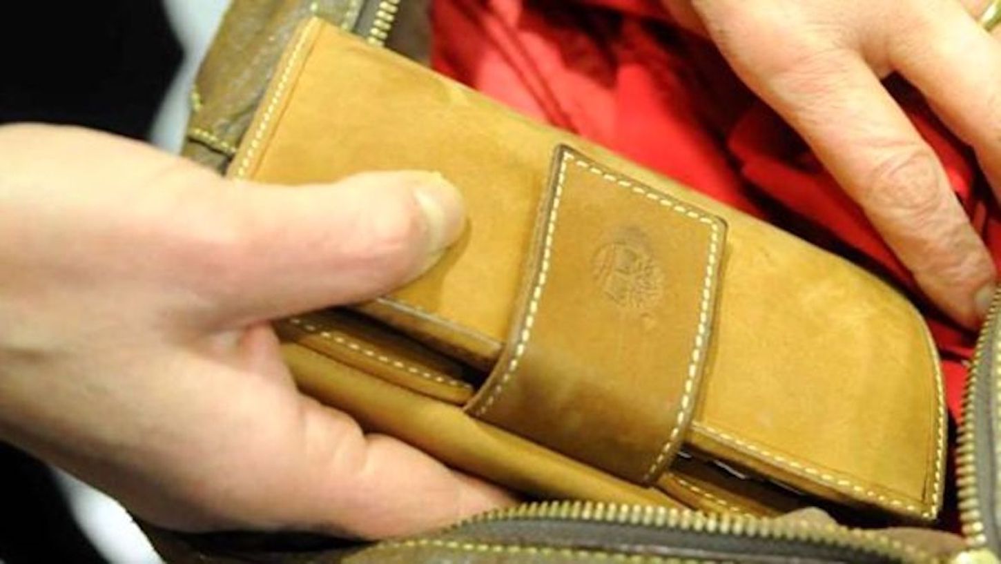 Rubavano portafogli a clienti supermercati, arrestati padre e figlio